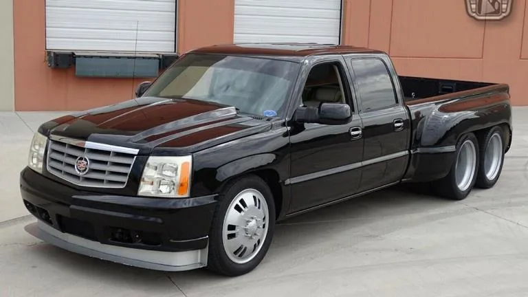 У США виставили на продаж шестиколісний пікап з 8,7-літровим V8 потужністю 1440 к.с.