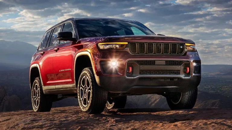 Стали відомі ціни на позашляховик Jeep Grand Cherokee 2022 року