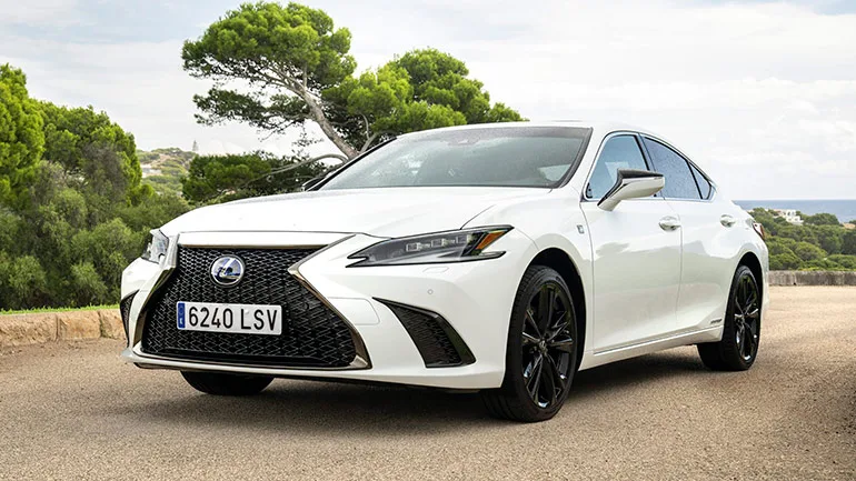 Компанія Lexus обновила седан Lexus ES до 2022 року