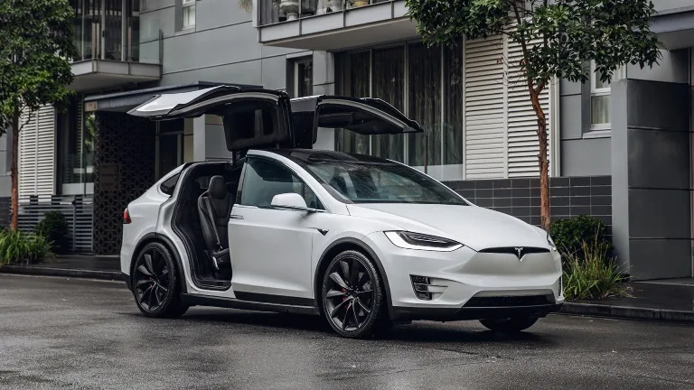 Tesla відновила постачання оновленого Model X: електромобіль отримав штурвал