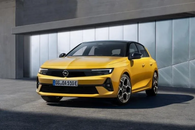 Озвучені комплектації та ціни німецької новинки Opel Astra 2022 року