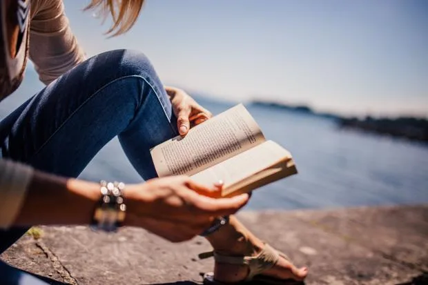 девушка с книгой у моря