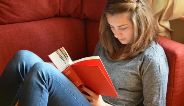 девушка с книгой