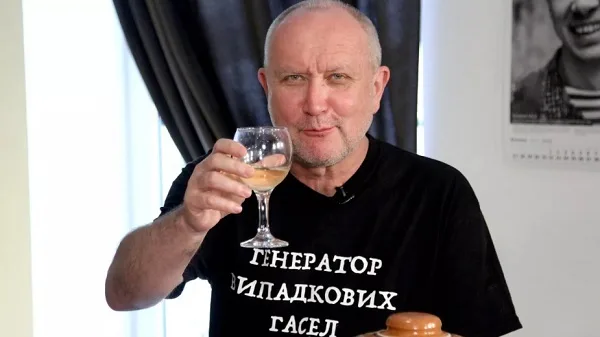 Колишній чернівчанин Данило Яневський довів традицію порівнювати різні сфери з реальним фронтом до абсурду й апогею іспанського сорому, - думка