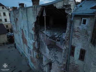 Аварійний будинок на Руській у центрі Чернівців, який обвалився, будуть повністю розбирати 