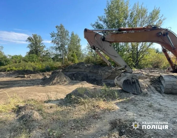 У селі Зелений Гай співробітники місцевої фірми крали гравійно-піщану суміш з русла річки Прут