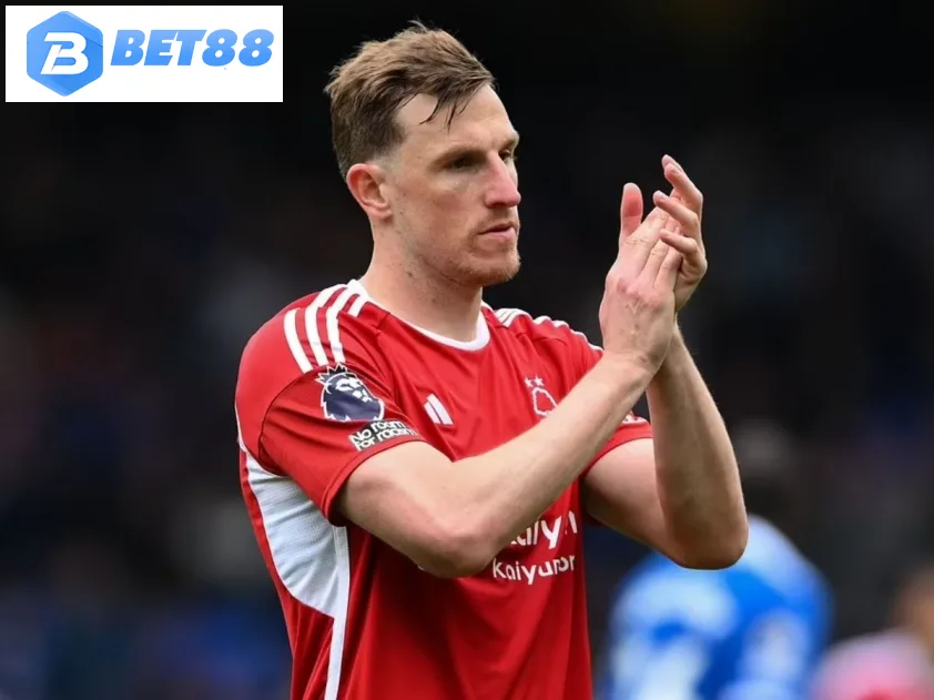Chris Wood đang duy trì hiệu suất làm bàn ấn tượng trong màu áo Nottingham Forest (Ảnh: Daily Mail)