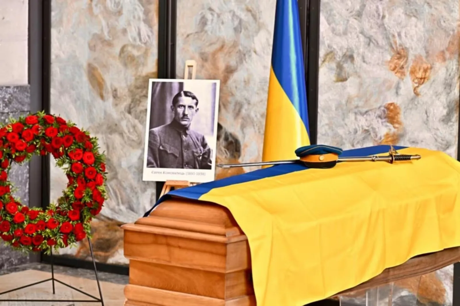 Полковник Євген Коновалець повертається додому, в Україну: у Роттердамі провели ексгумацію його останків