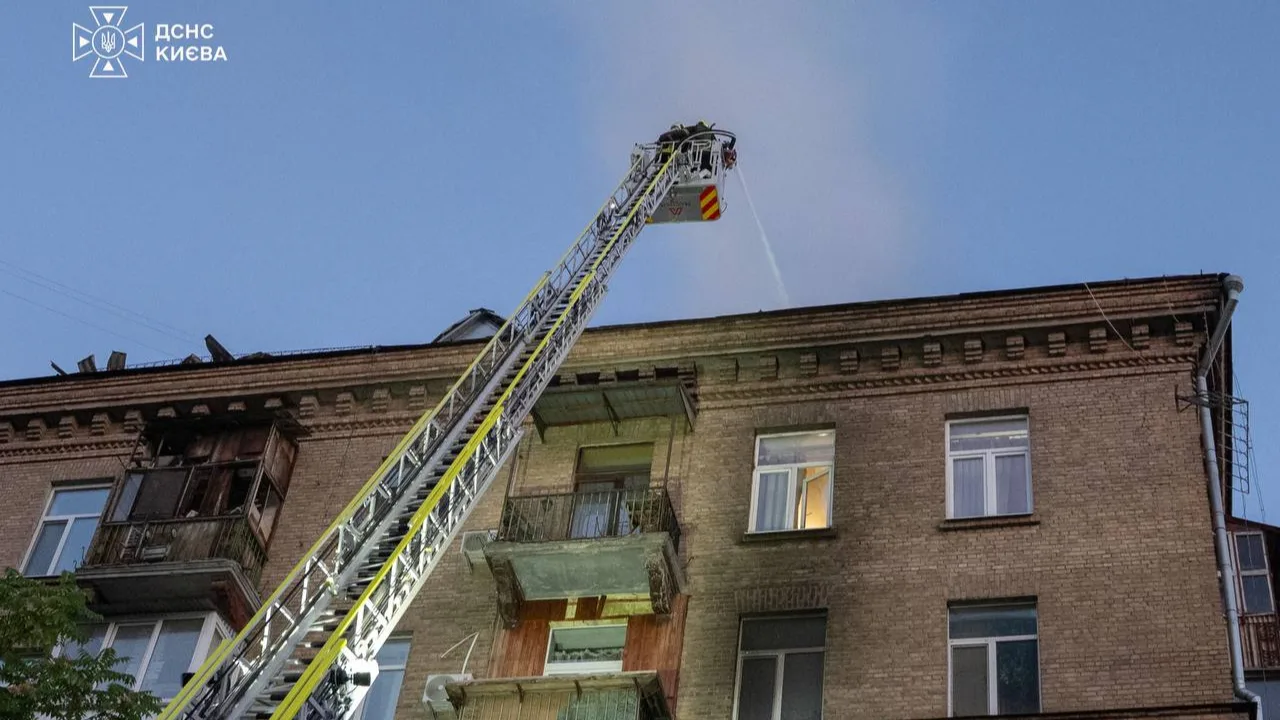 У Києві через атаку РФ постраждала людина, пошкоджені житлові будинки
