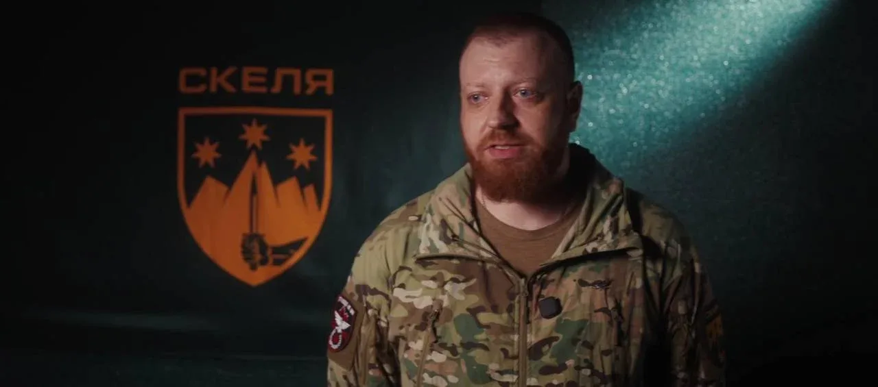 Військовий у формі за фоні прапору 425-го ошп Скеля