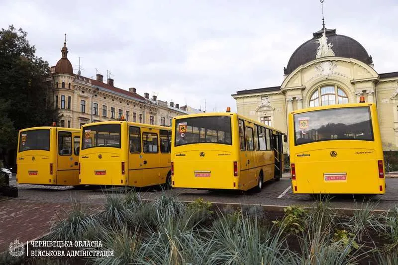 Гірські громади Буковини отримали інклюзивні шкільні автобуси