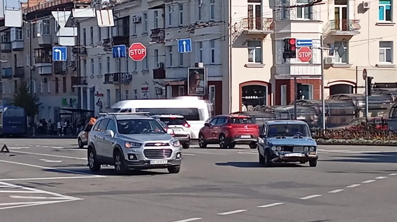 На перехресті двох проспектів у Чернігові сталася ДТП (Фотофакт)