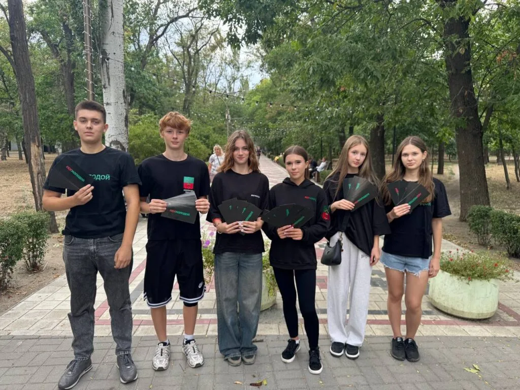 Учасники «ЮгМолодого» регулярно роздають мешканцям окупованих територій пропагандистські матеріали та російську символіку.