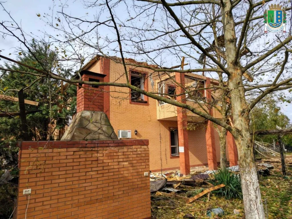 Розбиті будинки, понівечені автівки, немає світла та вода за графіком – Вилкове оговтується від нічної атаки