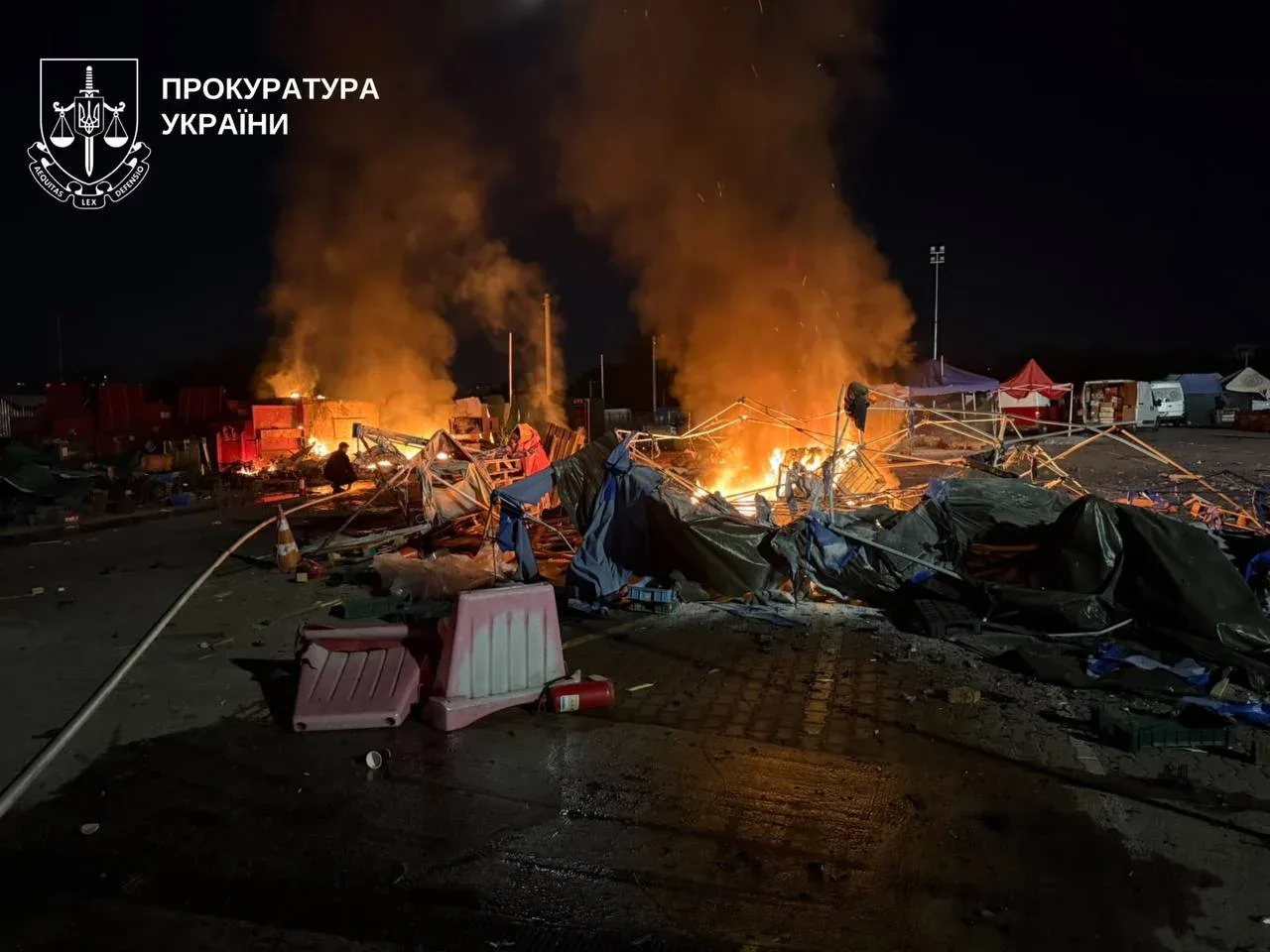 Палає ринок в Києві внаслідок ворожого удару