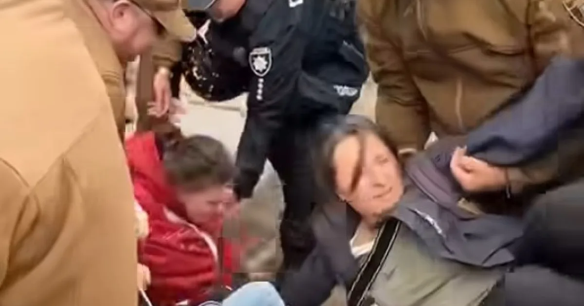 КМДА каже, що «оптимізувала» проєкт теплотраси на Теремках, щоб зберегти дерева, а протести начебто загрожують теплопостачанню мікрорайону
