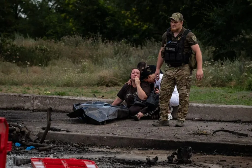 Місце удару керованою авіабомбою по іншій автозаправній станції в Запоріжжі позаминулого місяця.