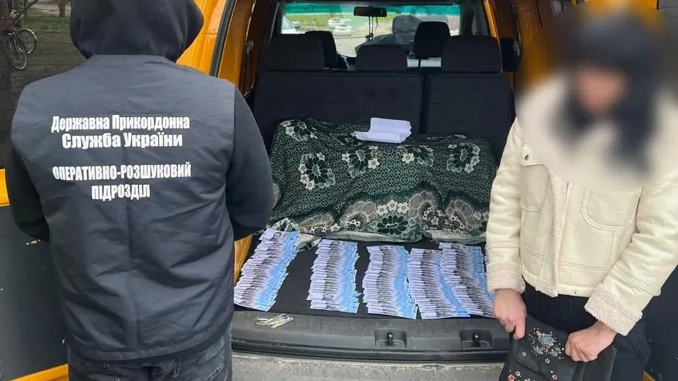Продала ухилянту опіку над дітьми: мешканку Конотопа засудили до трьох років в’язниці 