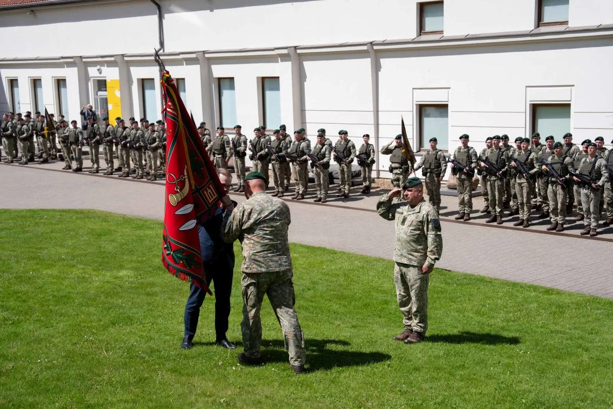 Вручення прапора командуванню тероборони Джерело: Збройні сили Литви