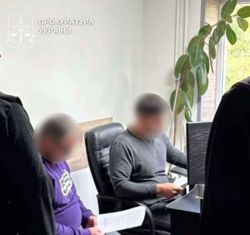 В пластиковій діжці та через гори: на Буковині викрили незаконне переправлення чоловіків