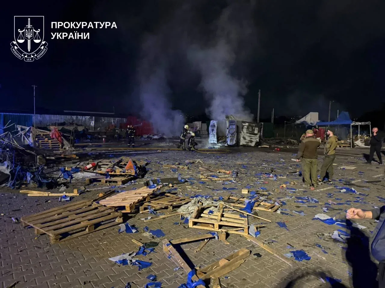 Наслідки ворожого удару по Столичному ринку у Києві.