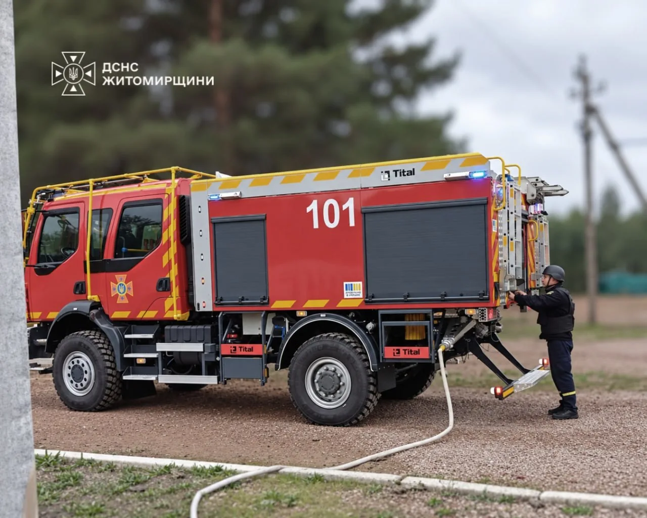 Рятувальники ліквідують пожежу після ранкового обстрілу