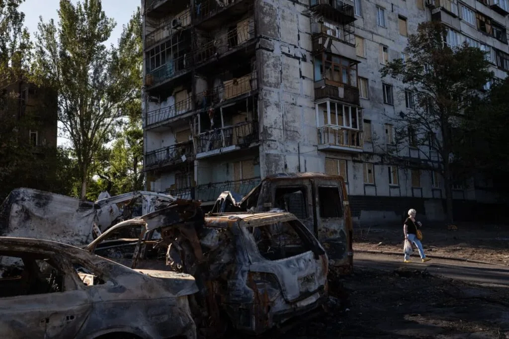 Наслідки удару по Запоріжжю позаминулого місяця. Хоча внаслідок повітряних атак загинули тисячі українців, використання Росією автономних дронів зі штучним інтелектом, подібних до того, що вбив пані Бубинець, є новим явищем.