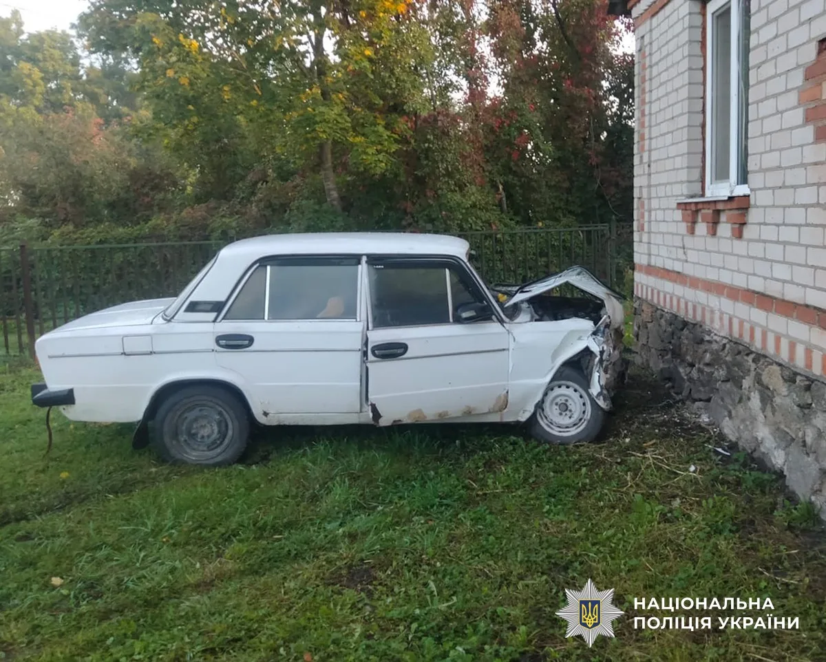Автомобіль ВАЗ після зіткнення зі стіною будинку