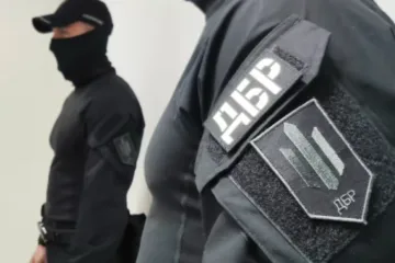 За $13 тисяч обіцяв вивезти в багажнику: за підозрою в організації схеми з ухилянтами затримали прикордонника