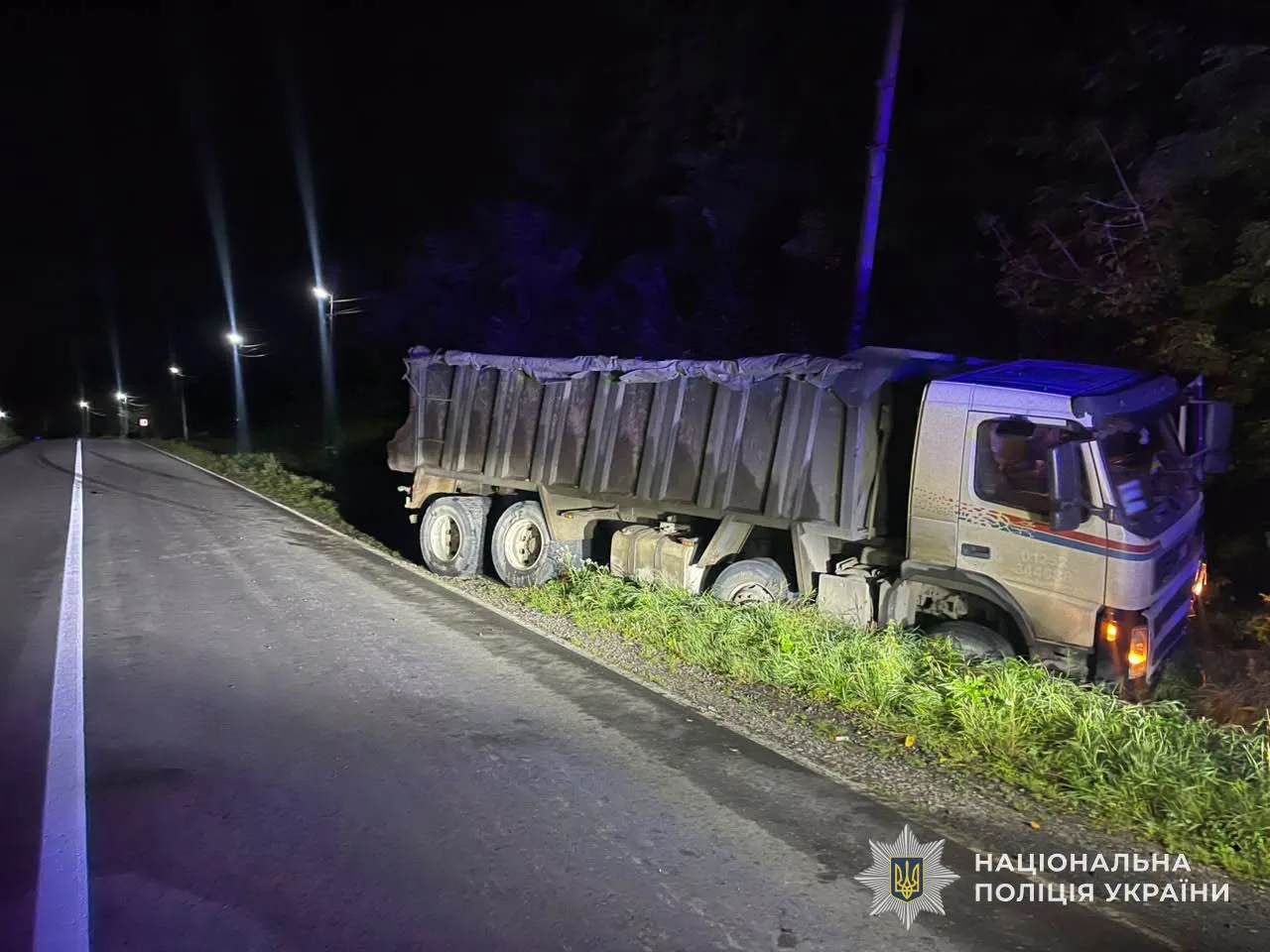 Двоє малолітніх електросамокатників потрапили в ДТП з вантажівкою Volvo на Львівщині