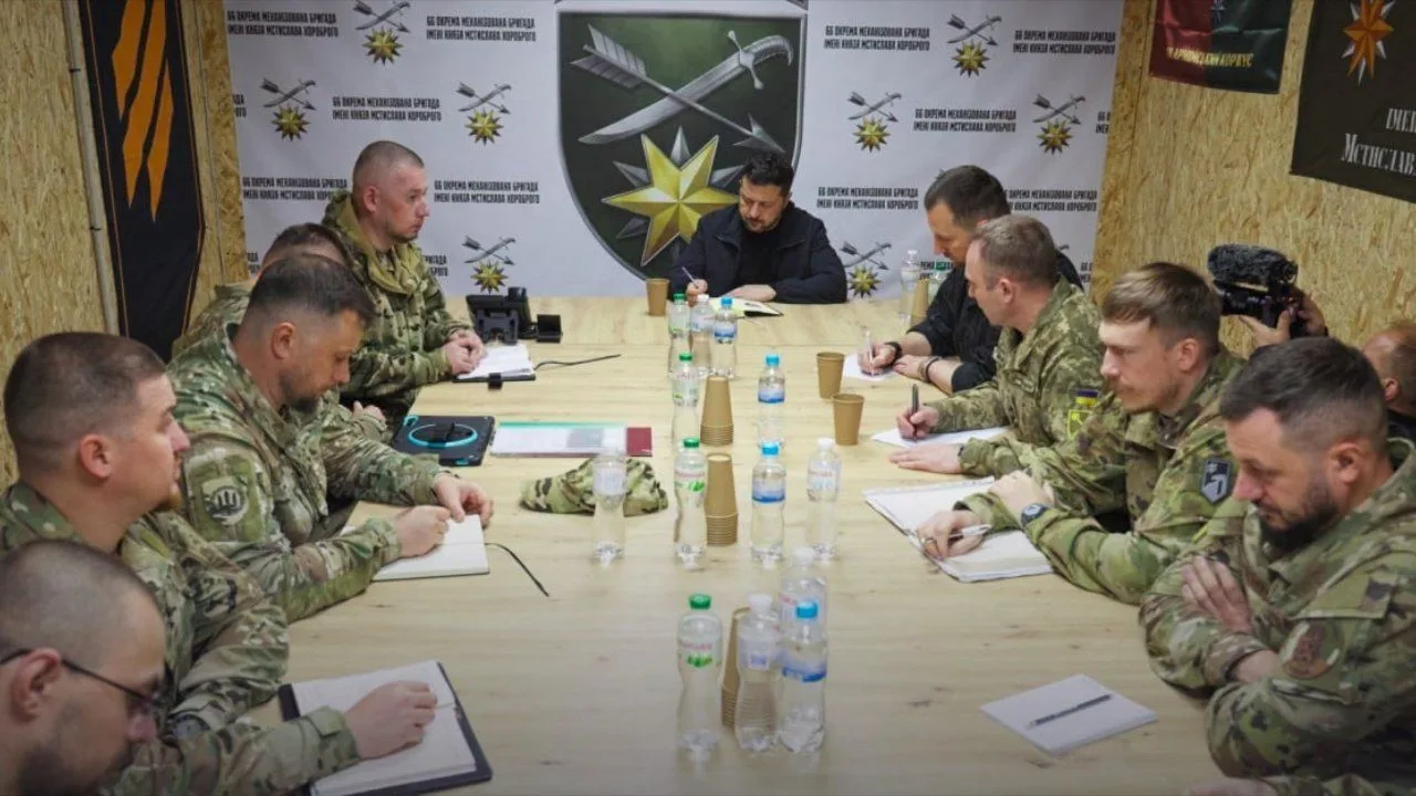 Зеленський на Лиманському напрямку: Будуть пропозиції щодо оплати служби на передовій Зарплата військових на передовій: Зеленський анонсував оновлення