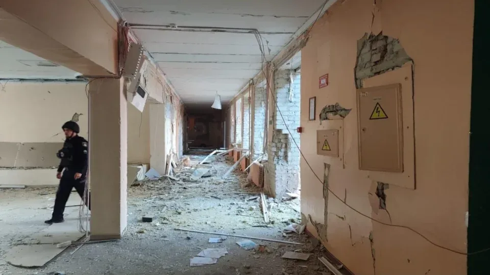 Росіяни скинули чотири авіабомби по школі в центрі Сум під час навчання 