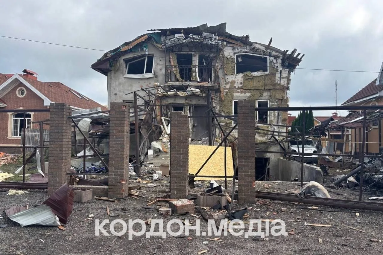У Сумах через нічний удар російського дрона пошкоджені десять будинків та поранений чоловік (фото)