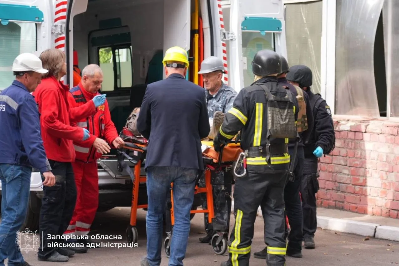 Удар без воздушной тревоги: РФ атаковала "Укрзалізницю" в Запорожье, есть тяжело раненные (фото)