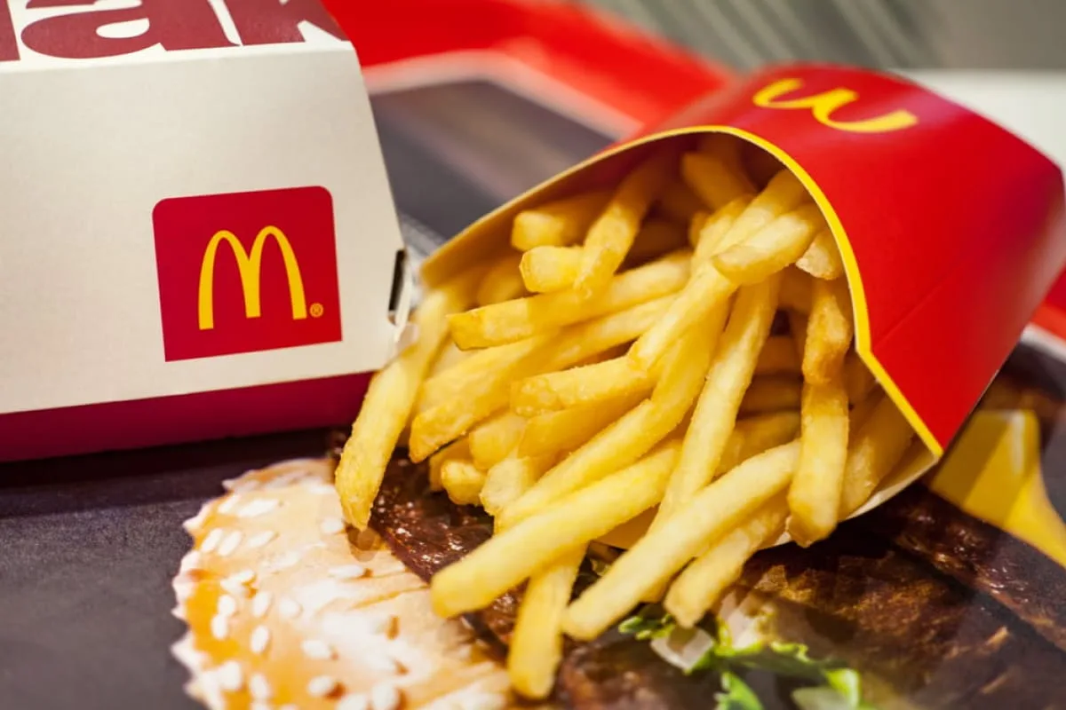 McDonald’s сократил меню во всех ресторанах Украины после атаки на склад