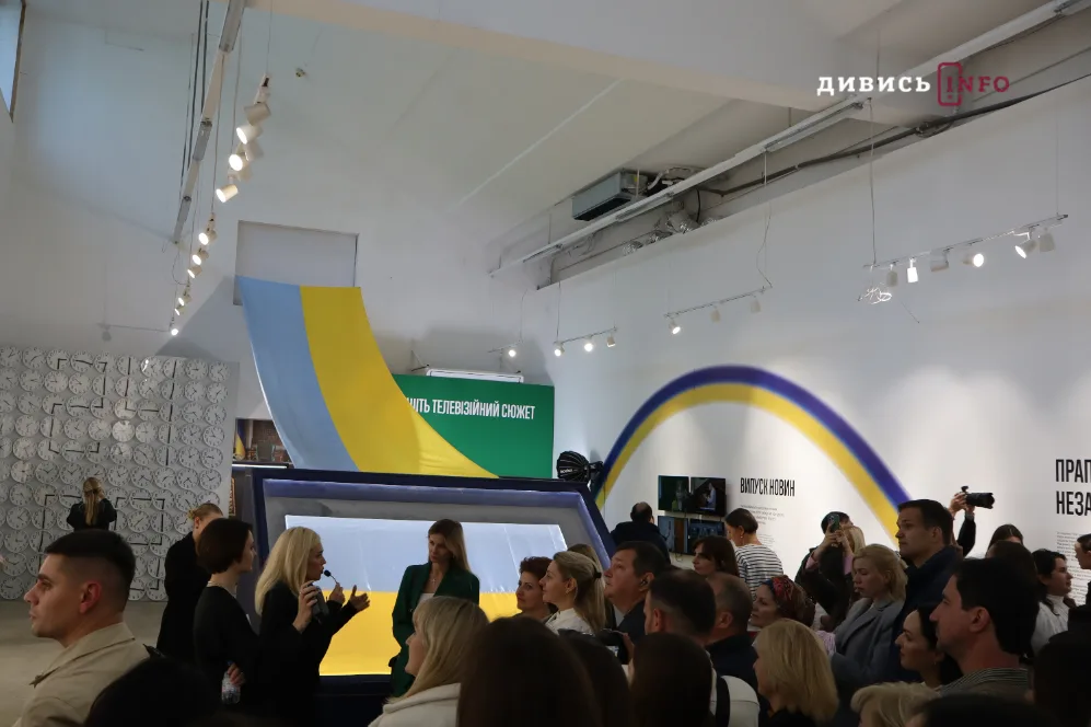 Від символів влади до «Grammy»: що побачити на інтерактивній виставці «Той день» у Львові (фото) - 4