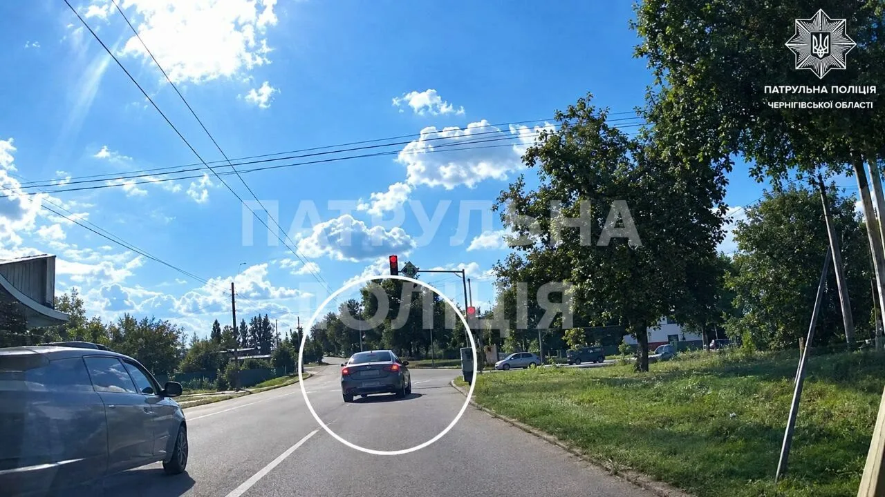 Погоня завершилася чотирма протоколами: у Чернігові зупинили водія Mercedes-Benz