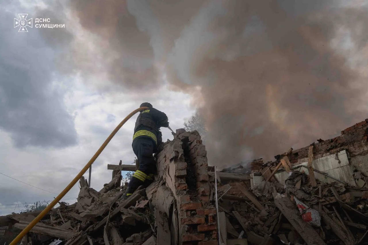 Рятувальники гасили пожежу на місці прильоту російського КАБу (відео)