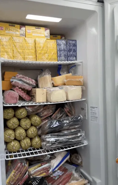 Холодильник с запасами продуктов