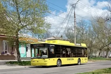 У Києві через атаку дронів перекрили рух вулицею та змінили маршрути кількох тролейбусів