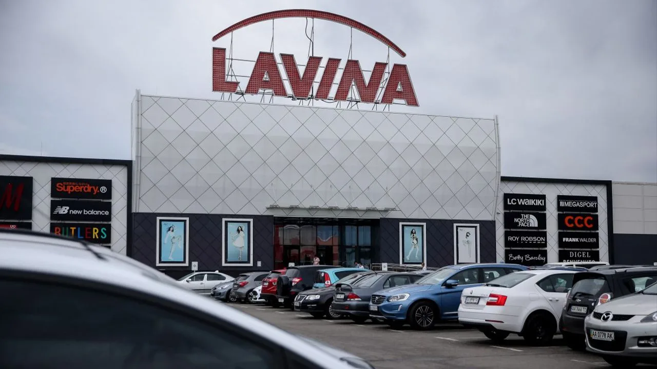 Ашан у ТРЦ Lavina Mall пошкоджено внаслідок нічної атаки на Київ Auchan Біличі у ТРЦ Lavina Mall в Києві пошкоджений внаслідок атаки 26 вересня 2026 року