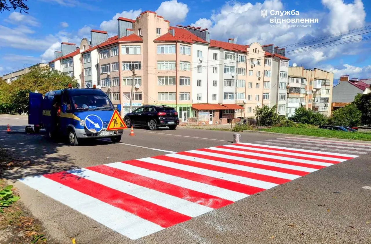 На головних дорогах Буковини тривають роботи з експлуатаційного утримання