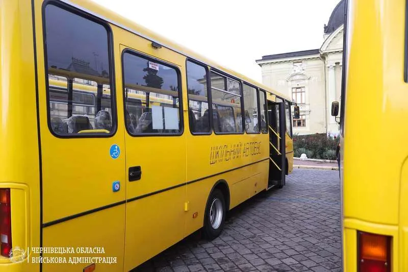 Гірські громади Буковини отримали інклюзивні шкільні автобуси
