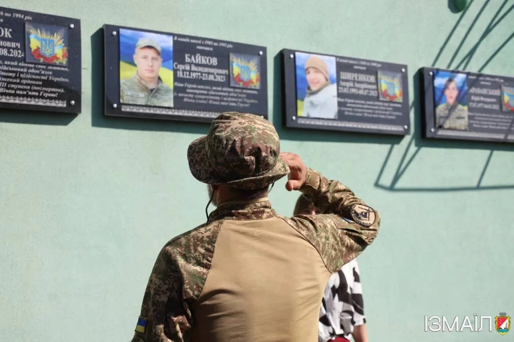 В Ізмаїлі відкрили меморіальну дошку на честь полеглого Героя Романа Ничипуренко