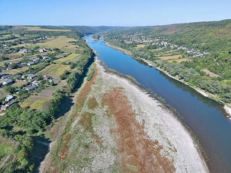 На Буковині зберігається критично низька водність річок: рівні води досягли історичних мінімумів