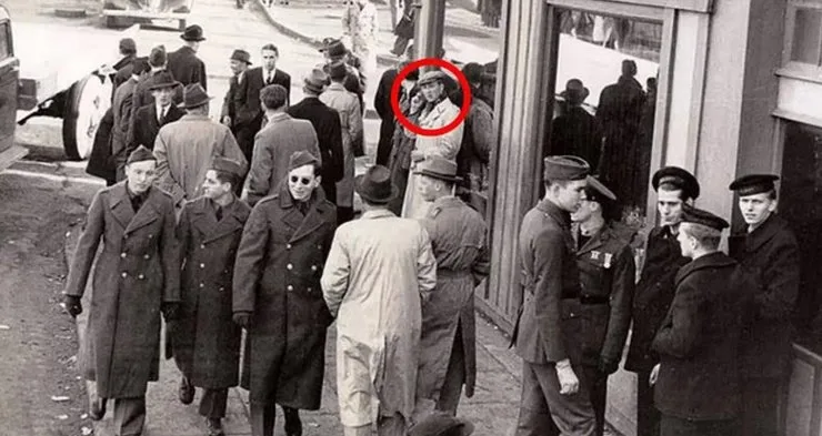 На снимке 1936 года заметили путешественника во времени с устройством из будущего