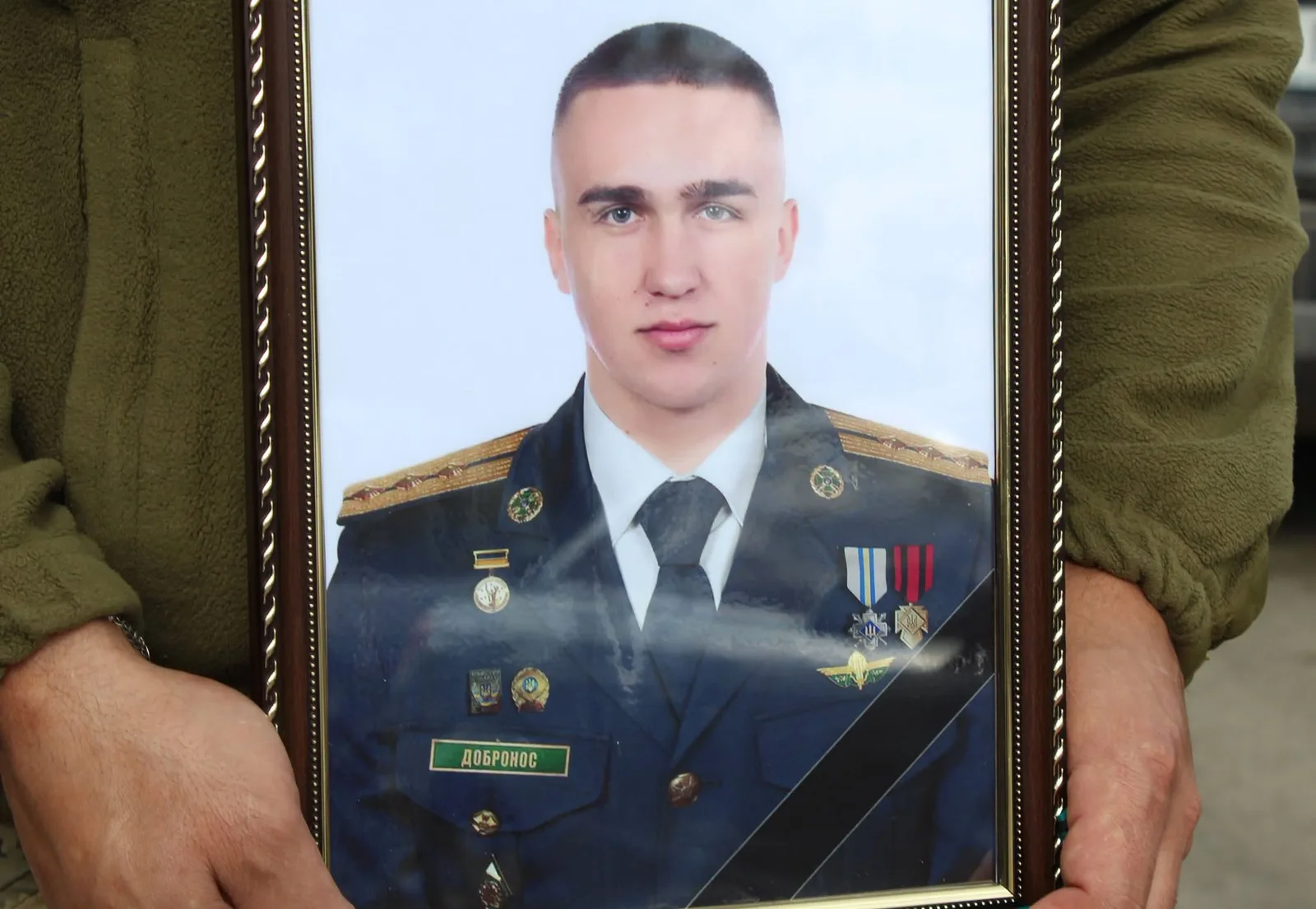 Лебединська громада попрощалася зі старшим лейтенантом Віталій Доброносом