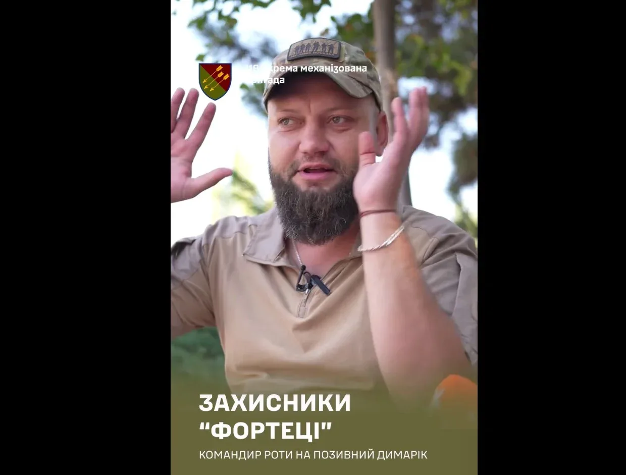 Наш боєць жестикулює