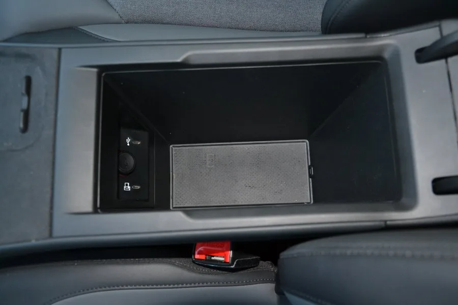 В большом отсеке в подлокотнике спрятаны USB-порты