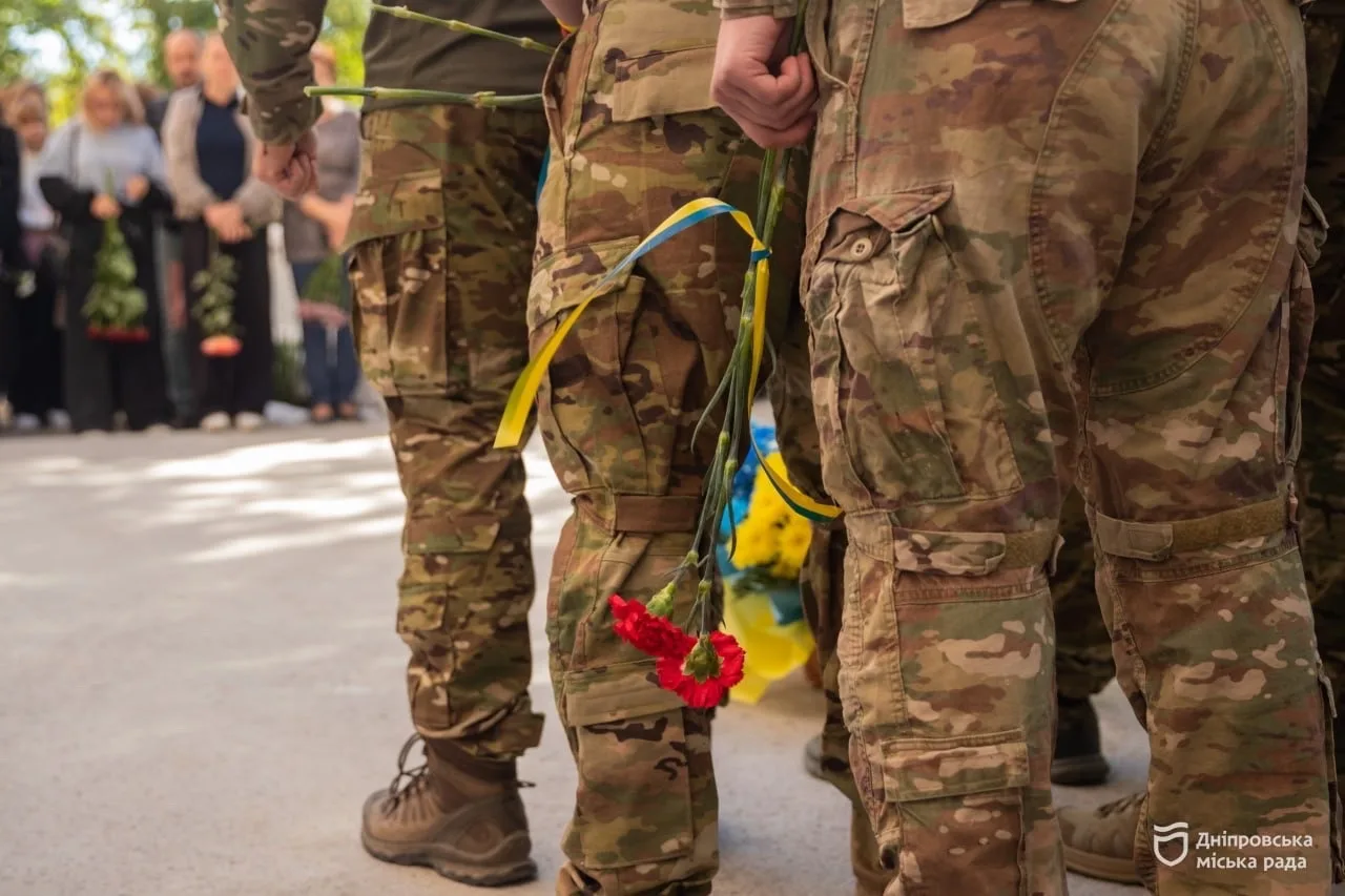 У Дніпрі на фасаді гімназії № 20 відкрили меморіальну дошку загиблому захиснику Володимиру Кисілевичу - 25.09.2026